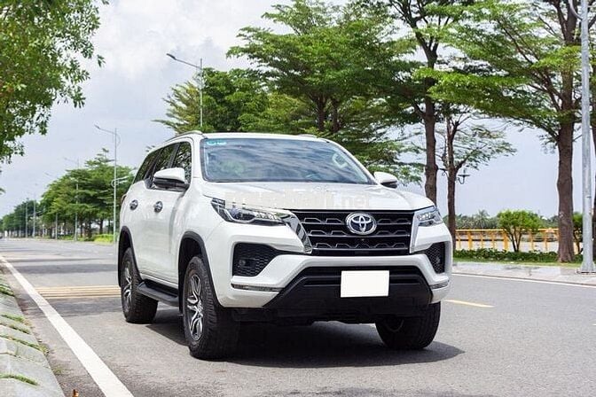 Toyota Fortuner 2.4L 4x2 AT 2022 trắng