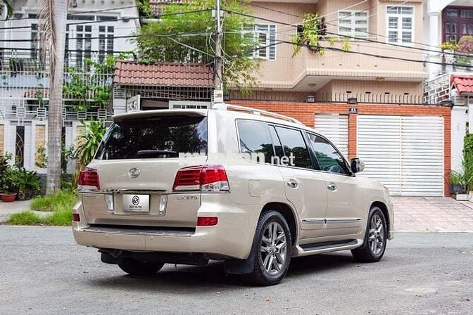 Lexus LX570 2014 màu vàng cát