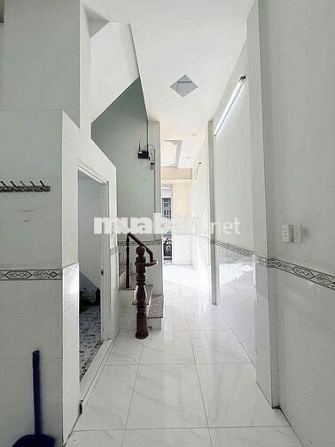 Nhà cách chợ Hưng Long 200m 4x11,6 2 phòng ngủ 2 nvs ( Sổ Hồng Riêng )