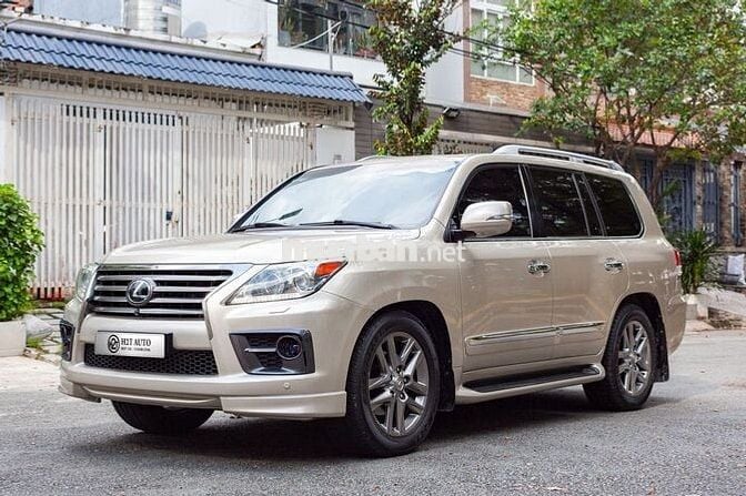 Lexus LX570 2014 màu vàng cát