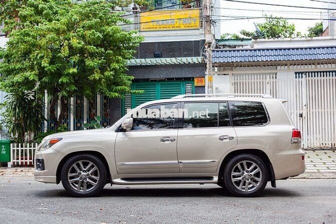 Lexus LX570 2014 màu vàng cát