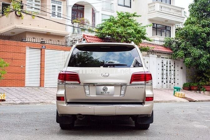 Lexus LX570 2014 màu vàng cát