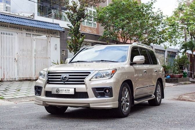 Lexus LX570 2014 màu vàng cát
