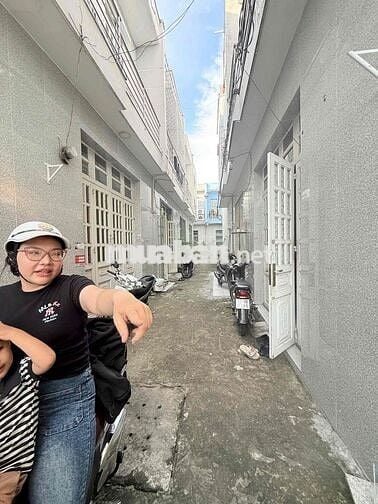 Nhà cách chợ Hưng Long 200m 4x11,6 2 phòng ngủ 2 nvs ( Sổ Hồng Riêng )