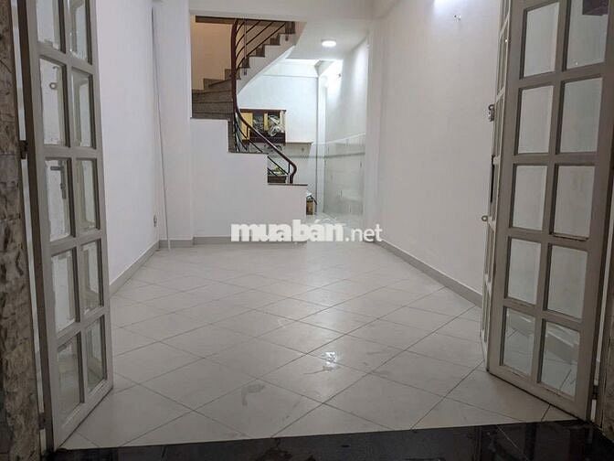 Nhà mặt tiền, 3m x 11m, 1 trệt + 3 lầu, đường Nguyễn Hiền, Q.3