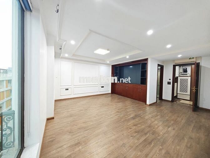 Cho thuê văn phòg Lê Văn Lương 130m2 25tr lô góc full kính oto đỗ free