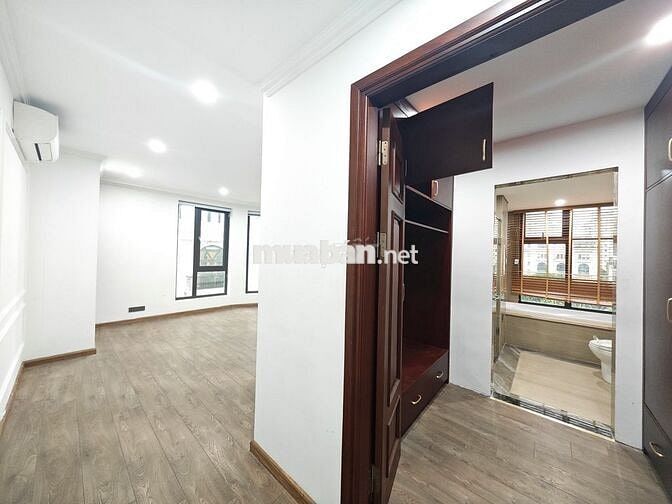 Cho thuê văn phòg Lê Văn Lương 130m2 25tr lô góc full kính oto đỗ free