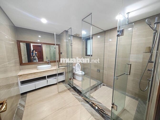 Cho thuê văn phòg Lê Văn Lương 130m2 25tr lô góc full kính oto đỗ free