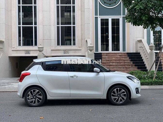 Suzuki Swift GLX 2023 màu trắng rất đẹp.