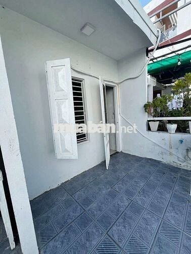 NHÀ 2TẦNG KIÊN CỐ, SẠCH SẼ,2PN, FULL NỘI  THẤT KHU NGUYỄN VĂN THOẠI