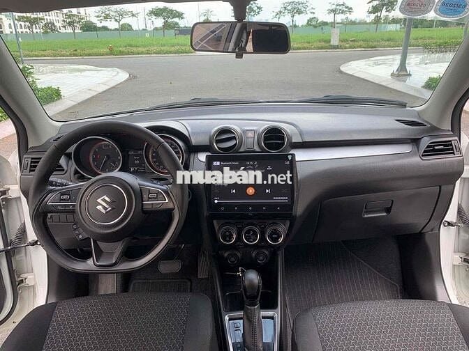 Suzuki Swift GLX 2023 màu trắng rất đẹp.