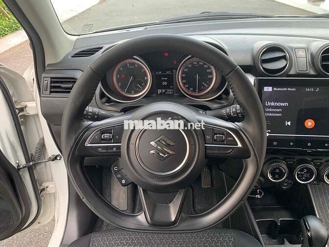 Suzuki Swift GLX 2023 màu trắng rất đẹp.