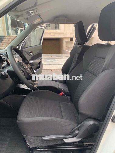 Suzuki Swift GLX 2023 màu trắng rất đẹp.