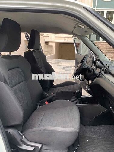 Suzuki Swift GLX 2023 màu trắng rất đẹp.