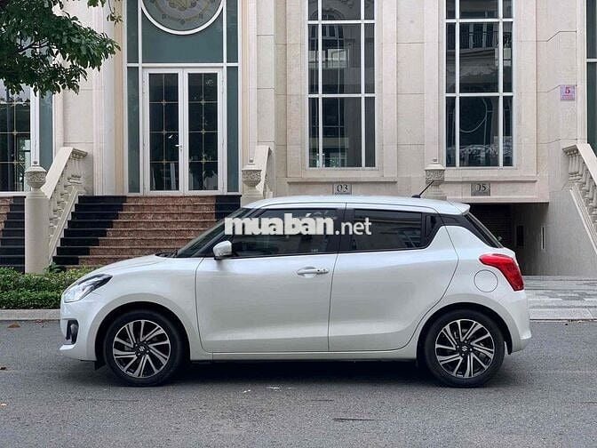 Suzuki Swift GLX 2023 màu trắng rất đẹp.