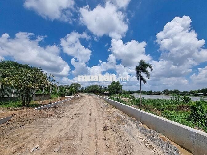 Mặt tiền sông Sài Gòn, 865m2 có 300m2 thổ cư sát KDL Cánh Đồng Hoa
