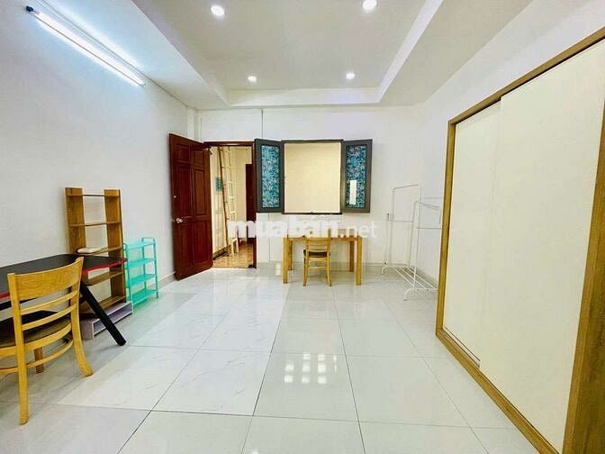 Phòng hơn 30m2 full nội thất Trần Văn Đang Quận 3 giáp CMT8 Quận 10