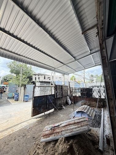 Nhà xưởng hoặc làm kho chứa hàng. Lô góc thoáng mát, DT 300m3