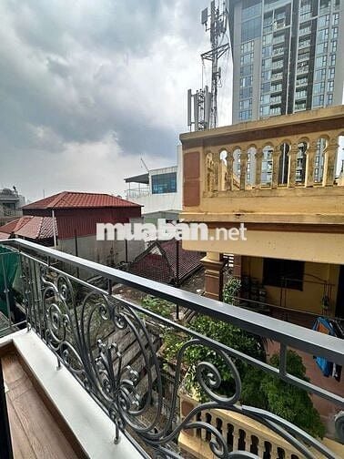 Phòng ngay gần Tây Hồ có ban công cực thoáng và nội thất siêu xịn