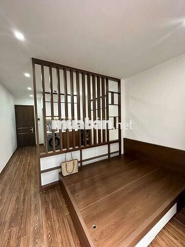 Phòng ngay gần Tây Hồ có ban công cực thoáng và nội thất siêu xịn