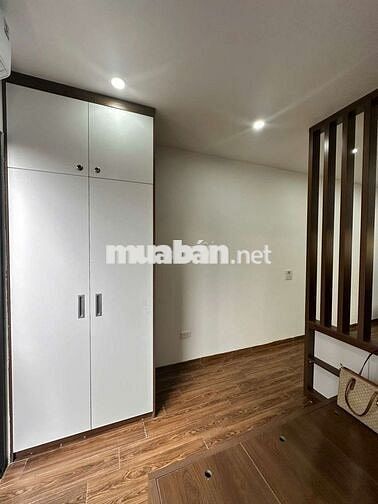 Phòng ngay gần Tây Hồ có ban công cực thoáng và nội thất siêu xịn