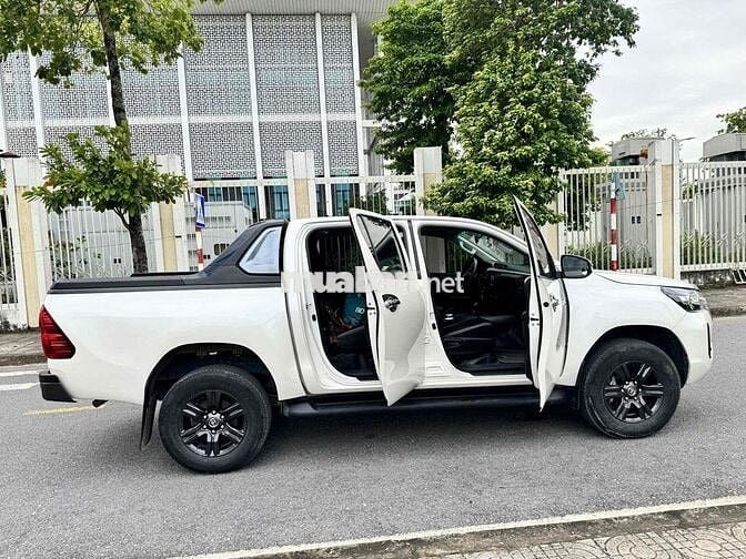 Toyota Hilux 2021 2.4E 4x2 AT xe đẹp nhất Thủ ĐôHn