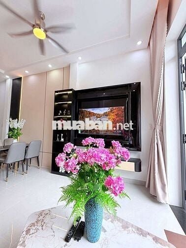 Nhà Đẹp 2 tầng Lê Thạch, ngay cổng Bến Xe Trung Tâm