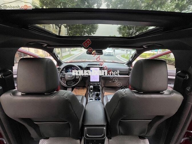 Ford Everest Titanium 4x2 2023 màu đỏ