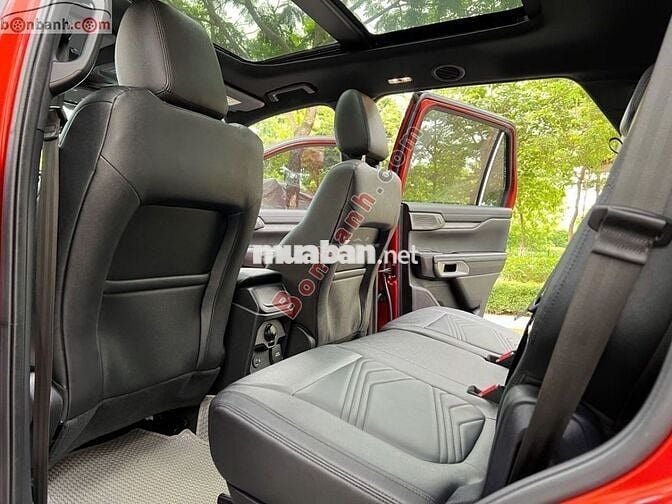 Ford Everest Titanium 4x2 2023 màu đỏ
