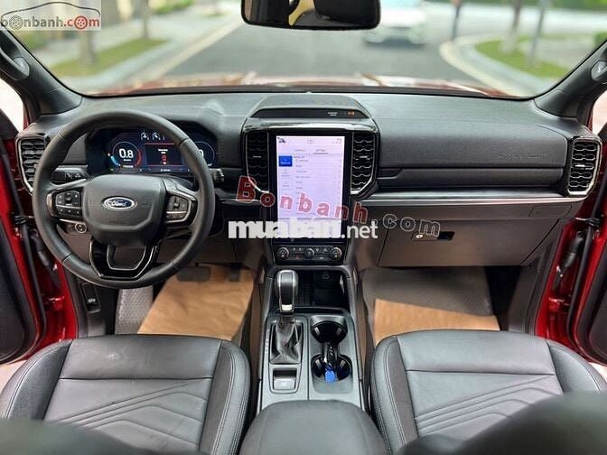Ford Everest Titanium 4x2 2023 màu đỏ