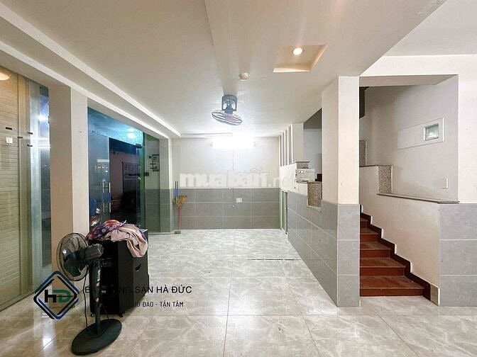 Toà nhà 4 tầng 6x10 vị trí đắc địa gần nhiều trường học
