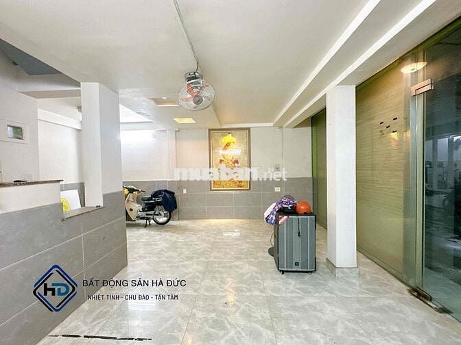Toà nhà 4 tầng 6x10 vị trí đắc địa gần nhiều trường học