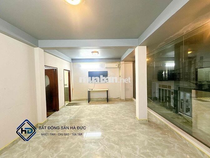 Toà nhà 4 tầng 6x10 vị trí đắc địa gần nhiều trường học