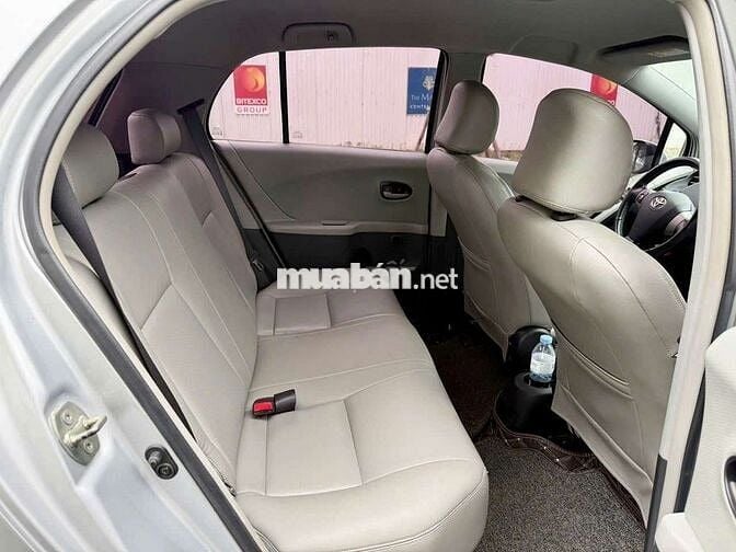 Toyota Yaris 2011 nhập khẩu, màu bạc, 5 chỗ