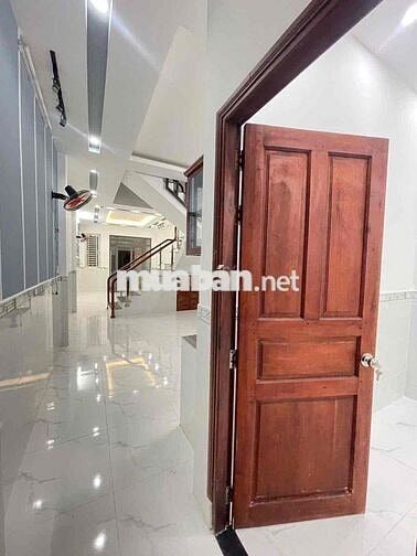 Nhà lầu mới 3 phòng 3 máy lạnh KDC Hàng Bàng