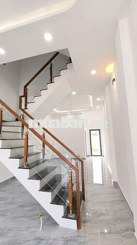 Chính Chủ bán gấp nhà 3 lầu ngay chợ Rạch Kiến , DT826 , shr