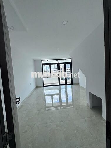 Nhà mặt tiền 42m2 (diện tích sàn 200m2), 4 phòng ngủ, Trường Sa, Q.3