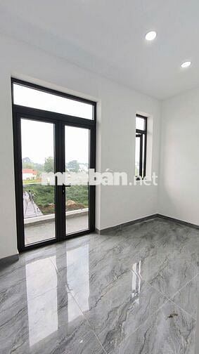 Chính Chủ bán gấp nhà 3 lầu ngay chợ Rạch Kiến , DT826 , shr