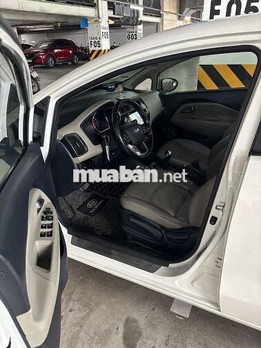 Chính chủ xe gia đình đang sử dụng - Kia Rio 2015