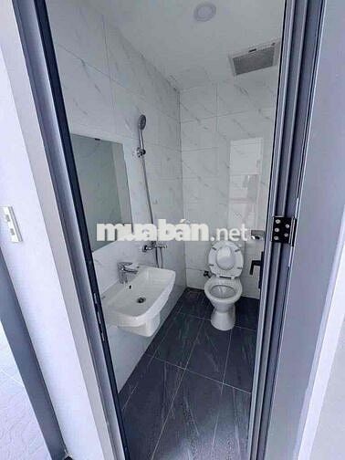 Cho thuê nhà 1 trệt 4 lầu 5pn 5wc 2 mặt tiền ở Trường Sa Q3