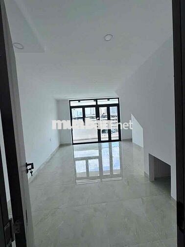 Cho thuê nhà 1 trệt 4 lầu 5pn 5wc 2 mặt tiền ở Trường Sa Q3