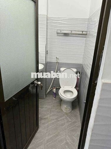 Phòng dt rộng có máy lạnh,toliet riêng,ngay trung tâm