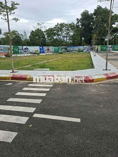 Siêu F0 từ chủ – Khu CNC, Hòa Lạc.
•Dt 100m², lô góc 2 mặt thoáng.