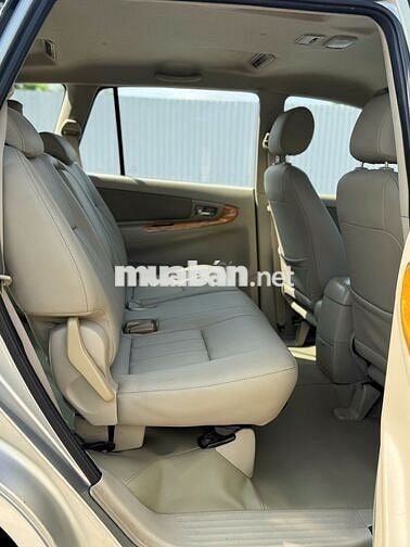 Toyota Innova 2.0G 2009 số sàn màu bạc