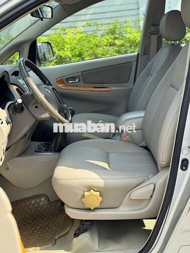 Toyota Innova 2.0G 2009 số sàn màu bạc