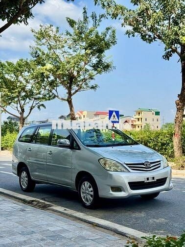 Toyota Innova 2.0G 2009 số sàn màu bạc