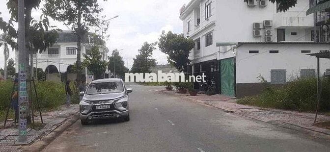 kẹt tiền cần bán lô góc 2 mặt tiền tại trung tâm Bến Cát
