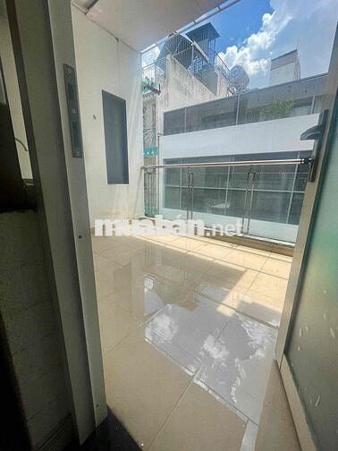 Siêu phẩm bancon to như cái phòng giá siêu rẻ trung tâm quận 1 nè bà c