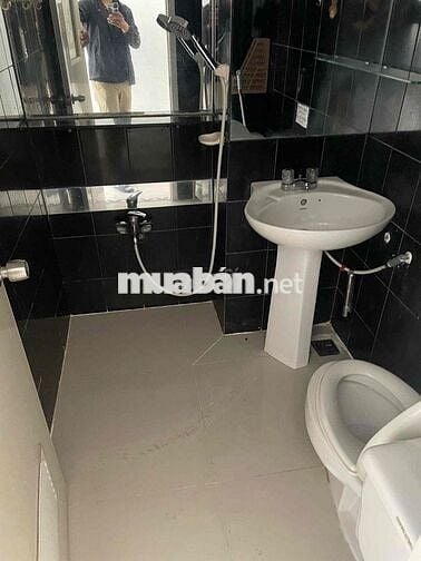 Siêu phẩm bancon to như cái phòng giá siêu rẻ trung tâm quận 1 nè bà c