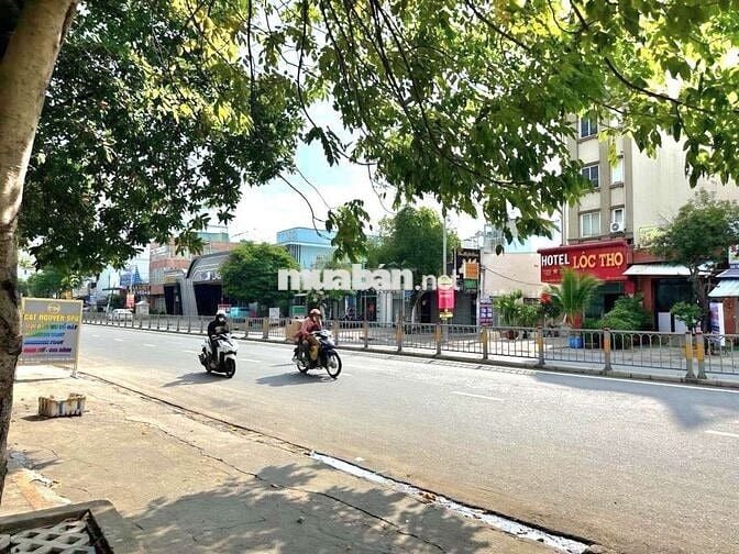 Bán nhà mặt tiền ngang 4,3M, nở hậu 5,7M, dài 17M, 2 tầng, DTSD 78M2